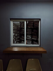 Sala de archivos vista a través de una ventana, muchos papeles