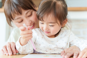 お絵描きをして遊ぶ女の子とお母さん