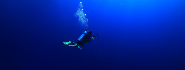 Obraz na płótnie Canvas diver scuba depth blue lonely