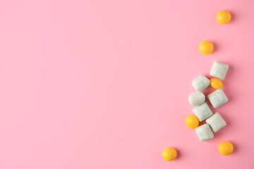 Obraz premium Different tasty chewing gums on pink background, flat lay. Space for text