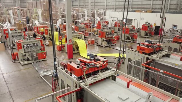 Vuelo de drone en interio de empresa de reciclaje de PET, termoformado y fabricaci&oacute;n de empaques PET, linea de producci&oacute;n.