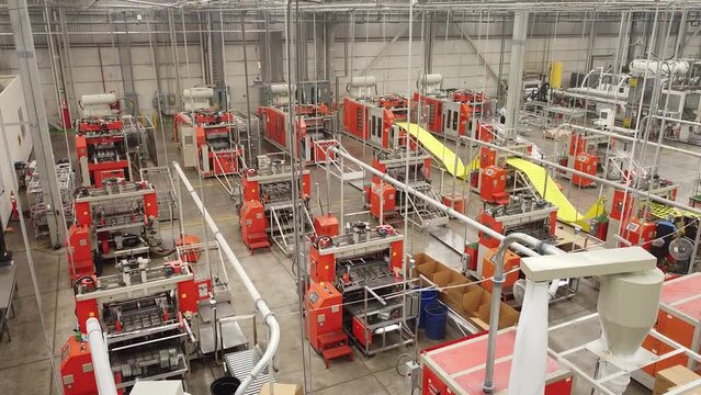 Vuelo de drone en interio de empresa de reciclaje de PET, termoformado y fabricaci&oacute;n de empaques PET, linea de producci&oacute;n.