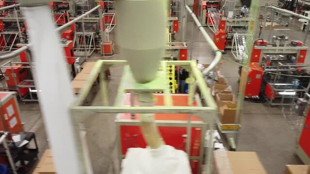 Vuelo de drone en interio de empresa de reciclaje de PET, termoformado y fabricaci&oacute;n de empaques PET, linea de producci&oacute;n.