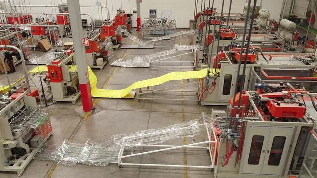 Vuelo de drone en interio de empresa de reciclaje de PET, termoformado y fabricaci&oacute;n de empaques PET, linea de producci&oacute;n.