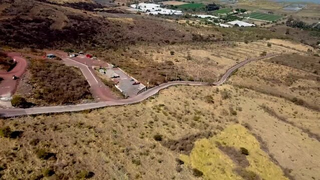 Vuelo de drone en monta&ntilde;as en un d&iacute;a soleado con nubes,  sombras de nubes en el suelo, caminos, casas y senderos en temporada de oto&ntilde;o con arboles secos cerca del lago de Chapala Jalisco, M&eacute;xico 