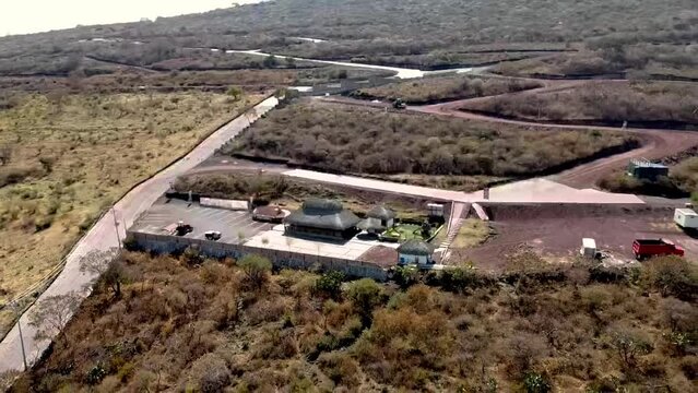 Vuelo de drone en monta&ntilde;as en un d&iacute;a soleado con nubes,  sombras de nubes en el suelo, caminos, casas y senderos en temporada de oto&ntilde;o con arboles secos cerca del lago de Chapala Jalisco, M&eacute;xico 