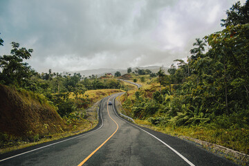 carretera entre montañas y bosque en Latinoamérica, Panamá, veraguas 