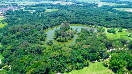 Obraz premium Aerial view of the Burle Marx park - Parque da Cidade, in São José dos Campos, Brazil. Tall and beautiful palm trees