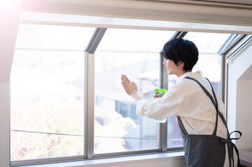 掃除をする主婦や家事手伝いのイメージ © kapinon