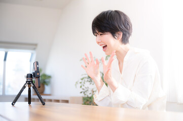 ライブ配信を行う人の横顔