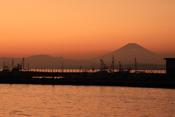 江ノ島大橋から見るオレンジ色の一色に染まる富士山の夕景
