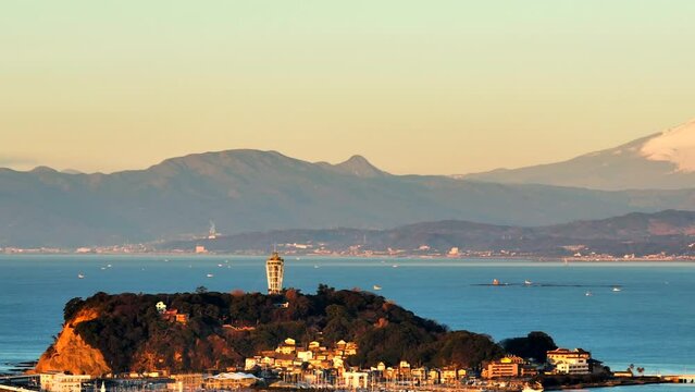 富士山と江ノ島、そして湘南の海の朝風景