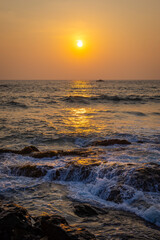 Obraz premium Setting sun on beach in Sri Lanka