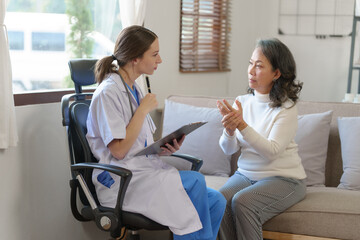 A female nurse gives advice to orthopedic patients and educates them on the care of the musculoskeletal system.