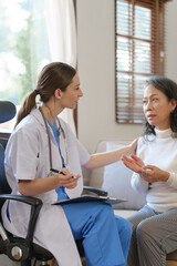 Obraz premium Female nurses give advice to patients with osteoarthritis and knee pain and educate them on health care, knee osteoarthritis, and getting enough rest.