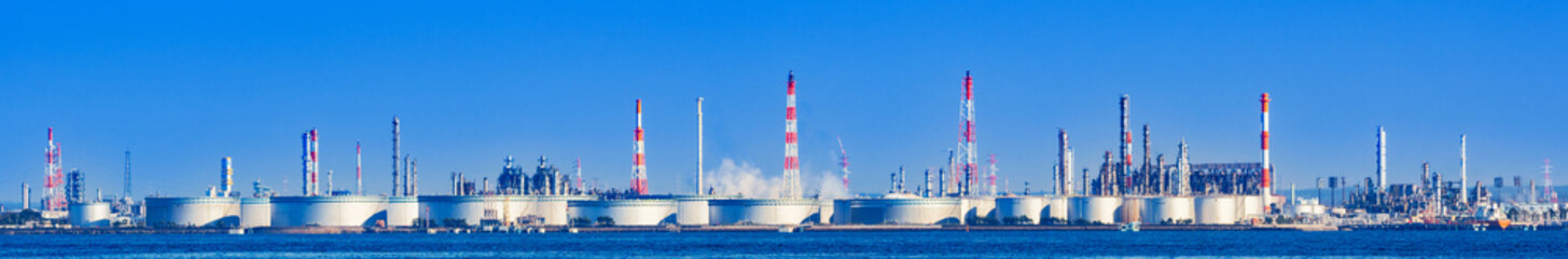 Obraz premium 石油備蓄タンク が立ち並ぶ 東京湾 の 沿岸 【 エネルギー の イメージ 】