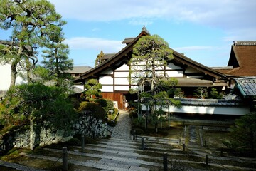 酬恩庵一休寺，とんちで知られる一休禅師が、63歳の時に復興させた寺。名勝地に指定されている方丈庭園や重要文化財に指定されている本堂がある。
方丈庭園は松花堂昭乗、佐川田壽六、石川丈山の合作によるもので、「三作の庭」といわれる。方丈北庭は、枯滝落水の様子を表現し