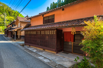 Fototapeta premium 岡山県 高梁 成羽町 吹屋 下谷の町並み