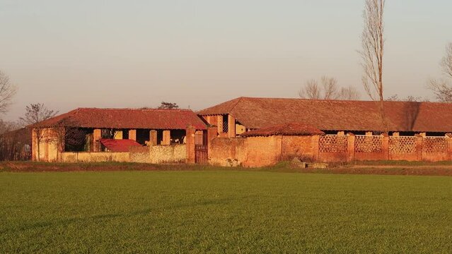 Cascina masseria fattoria panorama antico Italia Pianura Padana