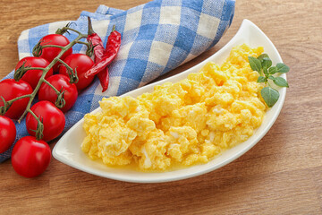 Scrambledd egg in the bowl
