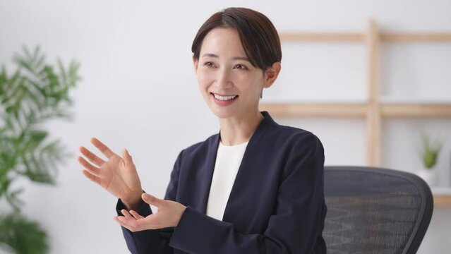 ビジネス・インタビュー・話す女性