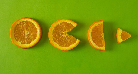 It progressively chops round oranges into a single triangle-like piece on a green surface
