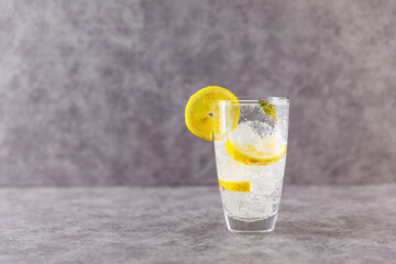 Mineralwasser im Glas mit Eiswürfel eiskalt