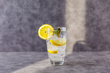 Mineralwasser im Glas mit Eiswürfel eiskalt