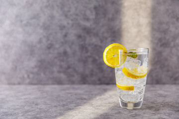 Mineralwasser im Glas mit Eiswürfel eiskalt