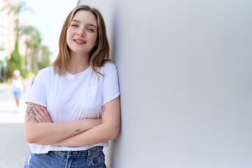 Obraz premium Young caucasian woman standing with arms crossed gesture at street