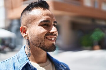 Obraz premium Young hispanic man smiling confident pointing with fingers at street