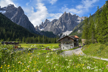 Alpen Kulisse in den Dolomiten / Südtirol