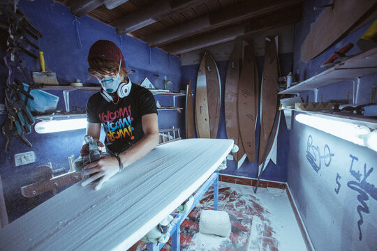 Surfboard&Acirc;&nbsp;shaper&Acirc;&nbsp;at work,&Acirc;&nbsp;Las&Acirc;&nbsp;Americas,&Acirc;&nbsp;Tenerife, Spain