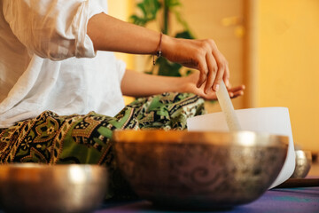 Obraz na płótnie Canvas close up Tibetan singing bowl in sound therapy