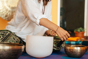 Obraz na płótnie Canvas Tibetan singing bowl in sound therapy