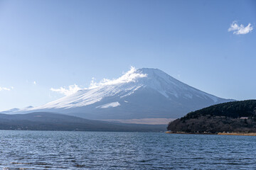 冠雪した富士山