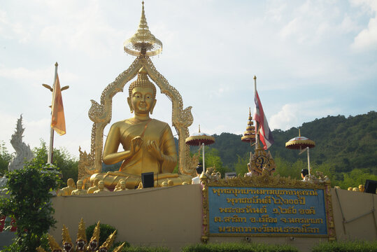 Phuttha Utthayan Makha Bucha Anusorn(Buddhism Memorial Park),It is a Dharma garden that simulates the events of Makha Bucha Day when the Lord Buddha preached the Patimokkha sermon.Among the1,250 monks