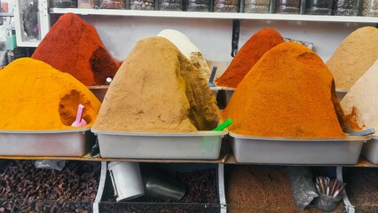 Montañas de especias a la venta en un mercado