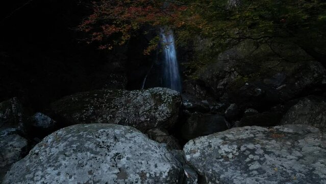 大荒れの滝　ドローン空撮
