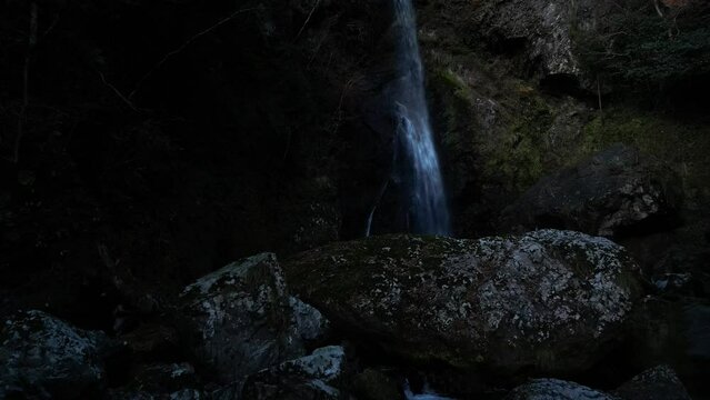 大荒れの滝　ドローン空撮