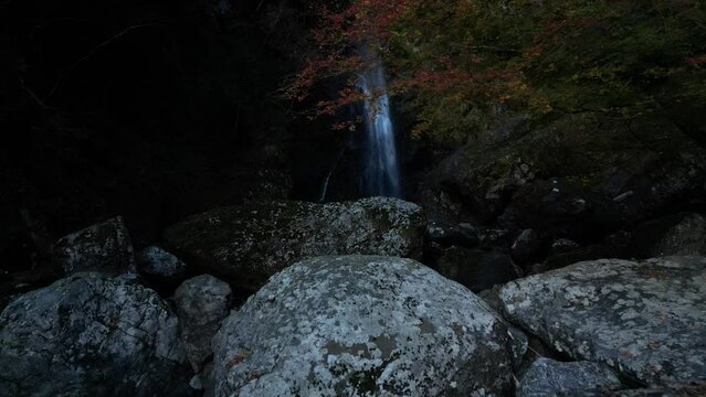 大荒れの滝　ドローン空撮