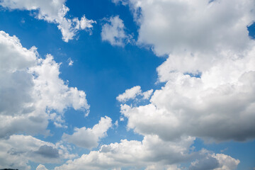 파란하늘과 아름다운 흰구름 풍경