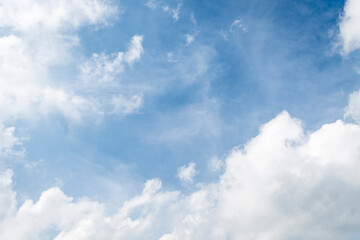 맑은 파란하늘에 아름답게 펼쳐진 하얀 구름