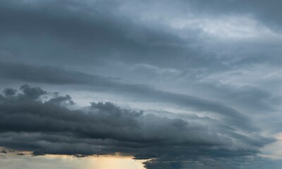 Fototapeta Himmel mit dramatischer Wolkenwand und aufziehendem Unwetter  obraz
