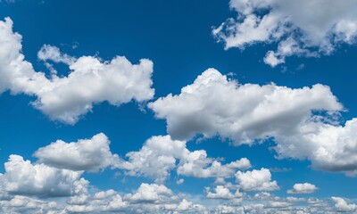 Fototapeta na wymiar Heiterer Himmel mit vielen Cumuluswolken