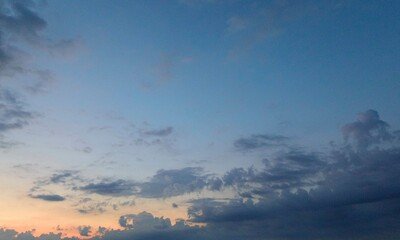 Abendhimmel mit Bewölkungsaufzug in der Dämmerung