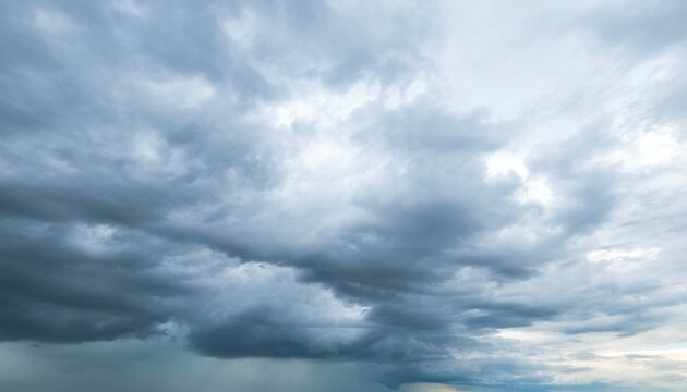 Bew&ouml;lkter Himmel mit d&uuml;steren Regenwolken 