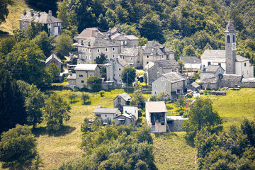Fernsicht auf das autofreie Dorf Rasa im Centovalli, Tessin, Schweiz