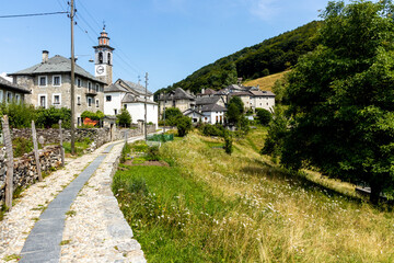 Das kleine Dorf Rasa im Centovalli, Tessin - Schweiz, Ansicht der Hauptstrasse