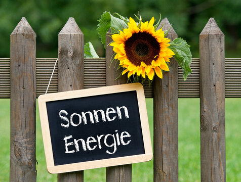 Kreidetafel mit Text Sonnenenergie und Sonnenblume